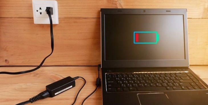 Kiểm tra nguồn điện khi laptop bật không lên
